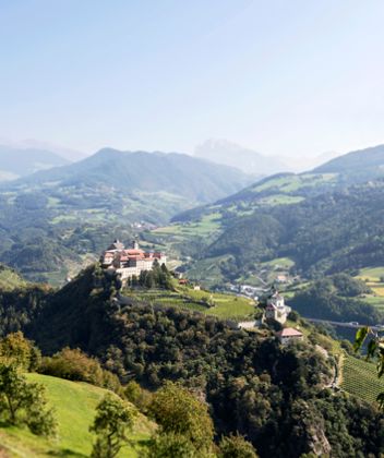 Vista sul Monastero di Sabiona in estate